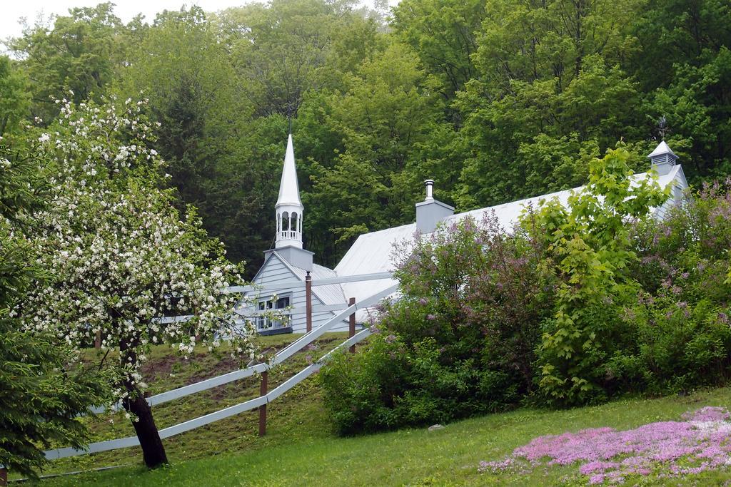 Le Petit Clocher Gite Touristique B & B Saint-Sauveur-des-Monts Dış mekan fotoğraf