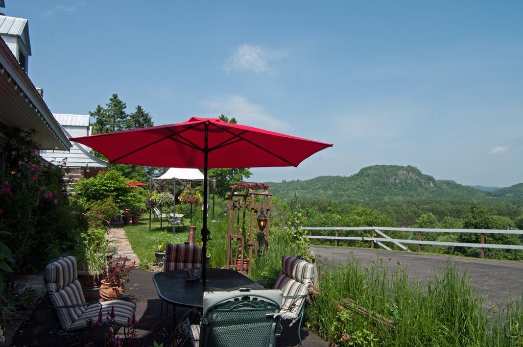 Le Petit Clocher Gite Touristique B & B Saint-Sauveur-des-Monts Dış mekan fotoğraf